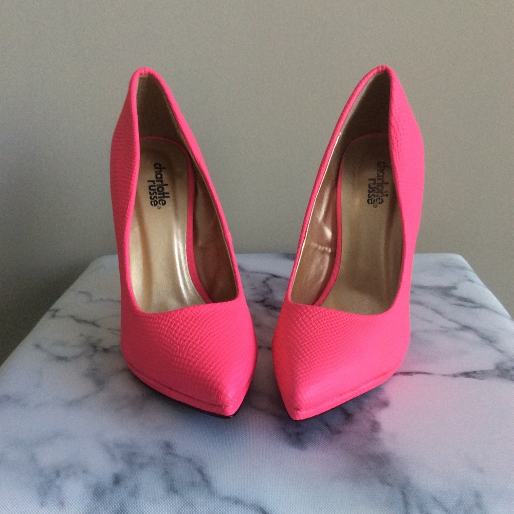 Neon Pink Pumps 💕👠